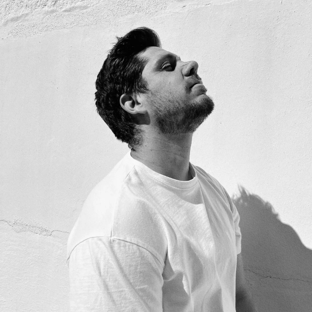 De Tomas-Foto perfil blanco y negro_web