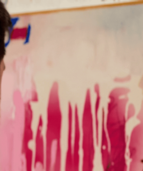 Manel-Foto proceso-mirando obra detomas